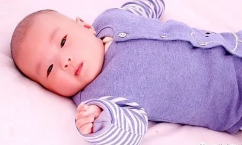婴儿攥拳大拇指在外面-宝宝大拇指握拳在里面网—知名的婴儿握手大拇指握在里面网站,分享宝宝大拇指握拳在里面正常吗知识